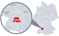 Diese Grafik zeigt eine Karte von Deutschland mit einer detaillierten Ansicht der Region Stuttgart. Stuttgart ist in Rot hervorgehoben und liegt im südlichen Teil Deutschlands. Ein Lupensymbol vergrößert diesen Bereich, um die Lage genauer darzustellen. 