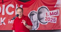 Kai Burmeister (Vorsitzender DGB Baden-Württemberg) bei seiner Mai-Rede in Heidelberg am 1.5.2025