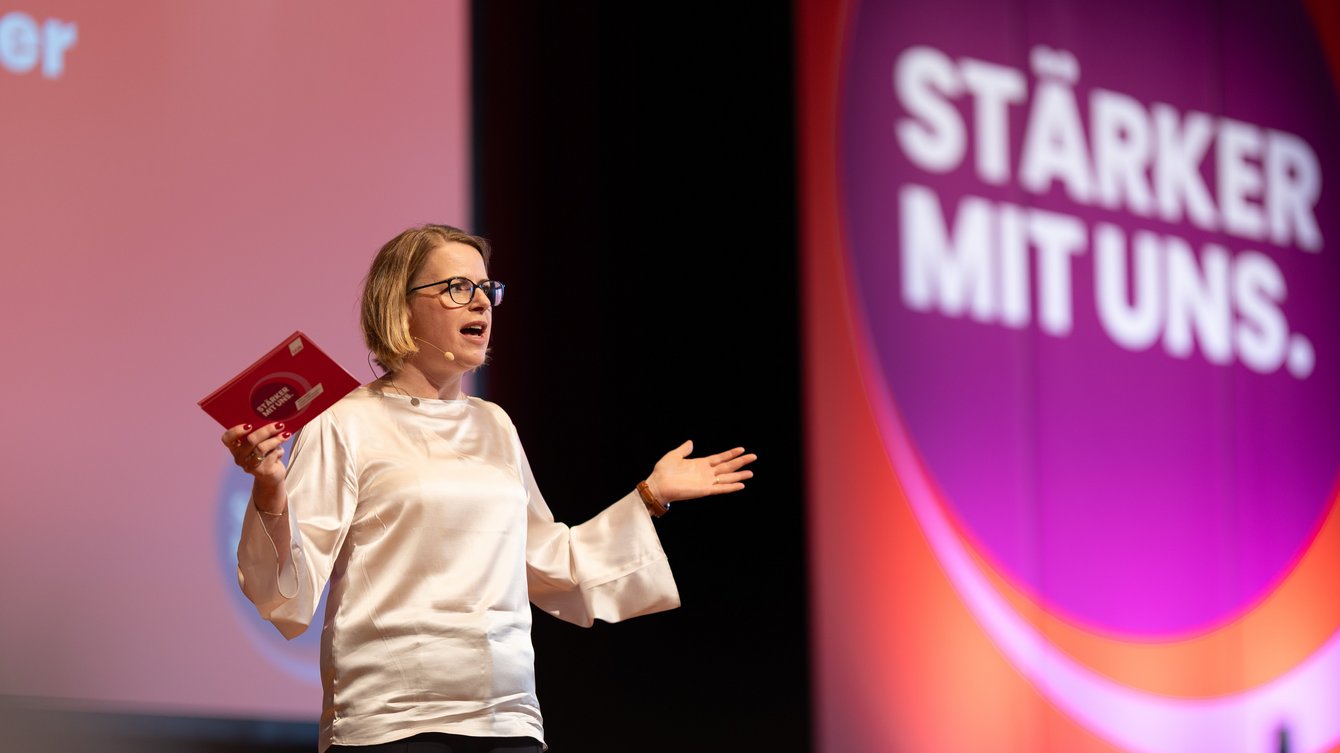Das Foto zeigt Maren Diebel-Ebers stellvertr. Vorsitzende DGB Baden-Württemberg auf der Bezirkskonferenz 2026