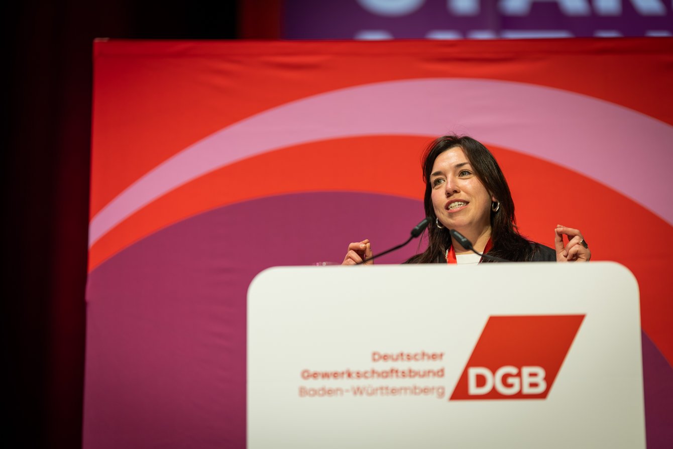 Das Foto zeigt Maike Scholz, Vorstand ver.di Baden-Württemberg auf der Bezirkskonferenz 