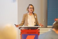 Das Foto zeigt die stellvertretende Vorsitzende des DGB Baden-Württemberg