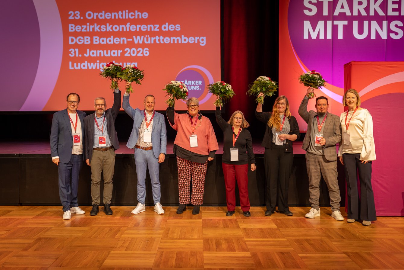 Das Bild zeigt Die Geschäftsführer der DGB Baden-Württemberg Regionen, der Vorstand DGB BW und Vorstand DGB auf der Bühne der Bezirkskonferenz 2026