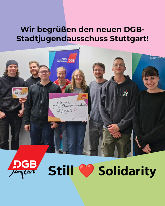 Acht junge Gewerkschaftsaktive vor Roll-Ups des DGB Baden-Württemberg. Eine Frau in der Mitte trägt ein Schild mit der Aufschrift: "Gründung DGB-Stadtjugendausschuss Stuttgart".