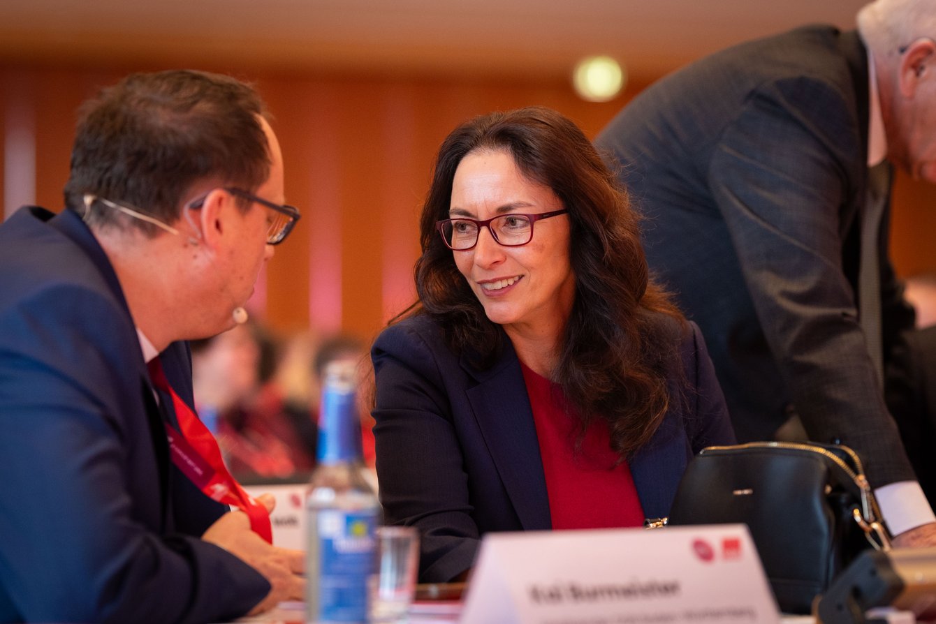 Das Foto Zeigt Yasmin Fahimi DGB Vorstand