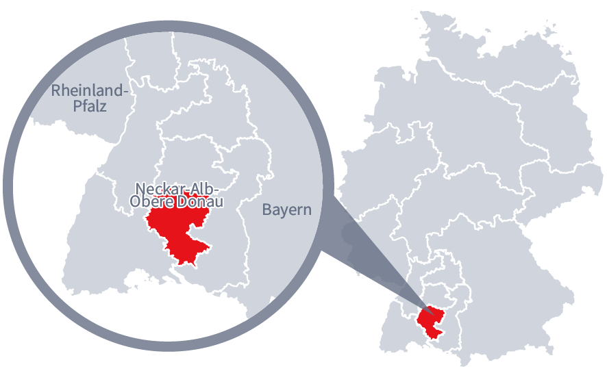 Diese Grafik zeigt eine Karte von Deutschland mit einer detaillierten Ansicht der Region Neckar-Alb-Obere-Donau. Neckar-Alb-Obere-Donau ist in Rot hervorgehoben und liegt im südlichen Teil Deutschlands. Ein Lupensymbol vergrößert diesen Bereich, um die Lage genauer darzustellen. 